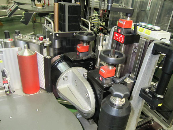 不干胶贴标机的应用和优势